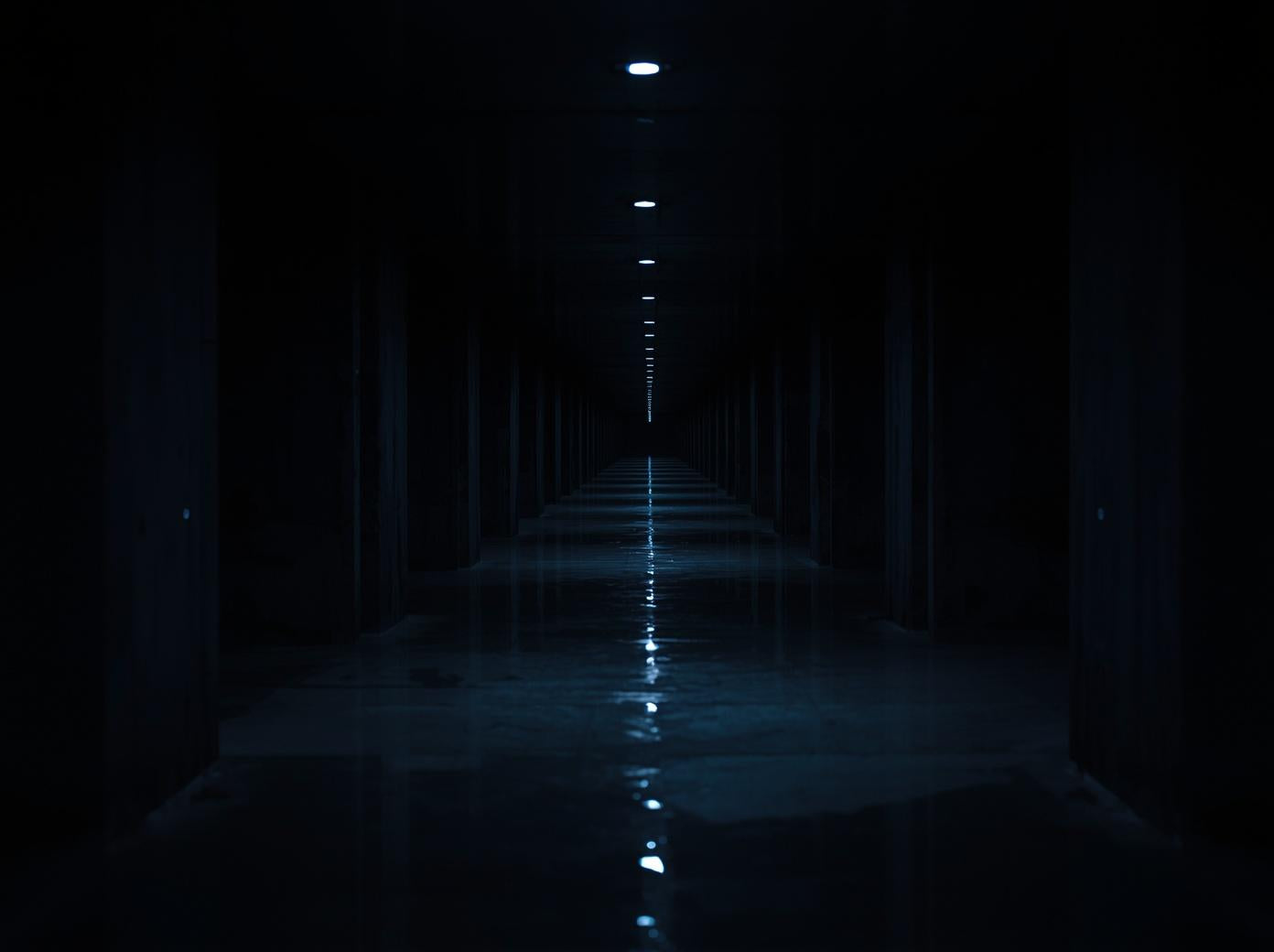 
                Mann trainiert im Fitnessstudio in rot-schwarzer Kompressionsstrumpfhose (Foto: BillingtonPix)
              