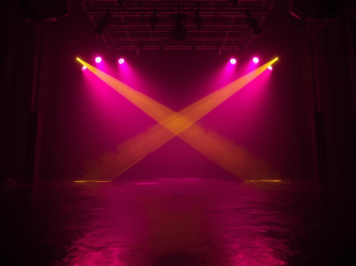 
                Männer tragen auffällige, von der Wrestling-Profi-Szene inspirierte Herren-Leggings mit grafischem, athletischem Design in einer Studio-Performance-Pose
              